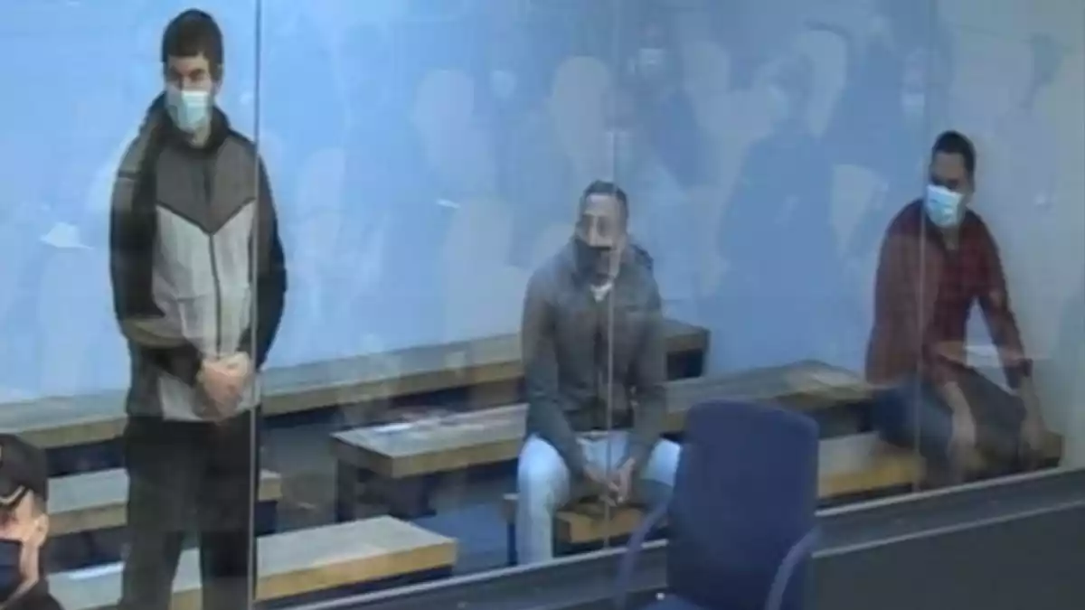 Imatge del judici del 17-A a l'Audiència Nacional, amb els tres processats pel 17-A (Mohamed Houli, Driss Oukabir i Said Ben Iazza)