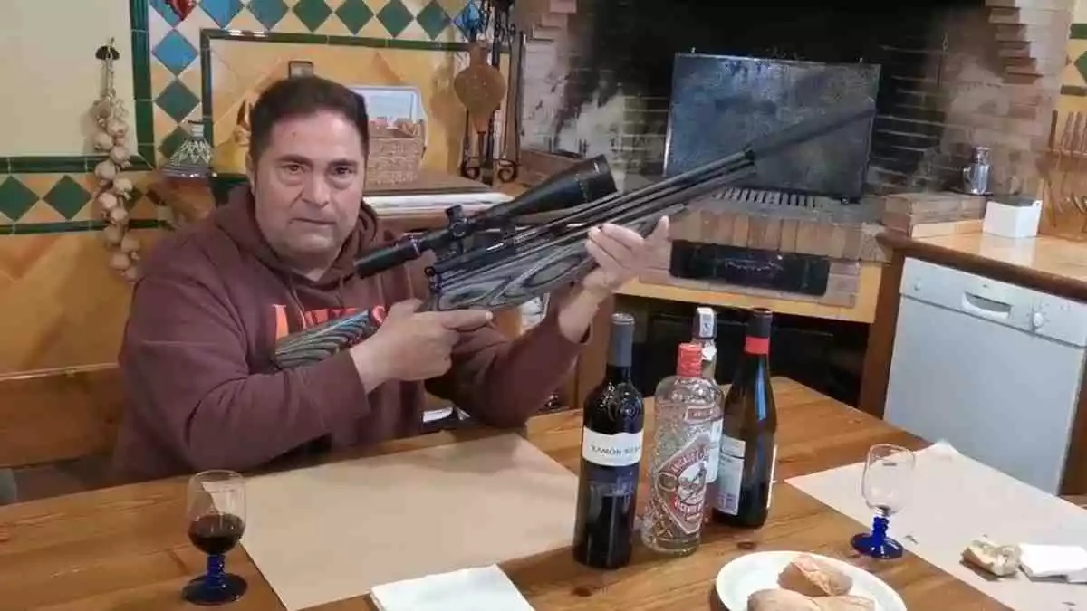 Imatge d'un home amenaçant amb un rifle
