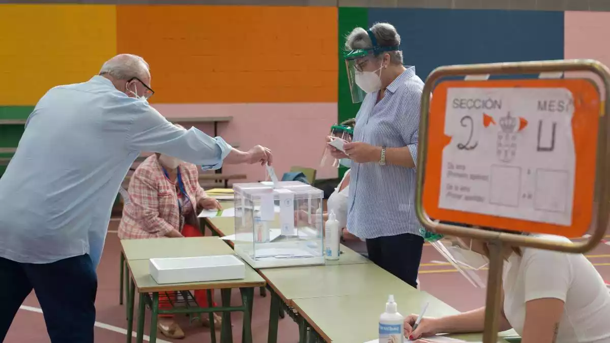 Imatge d'un home votant a les eleccions de Galícia, celebrades del juliol el 2020