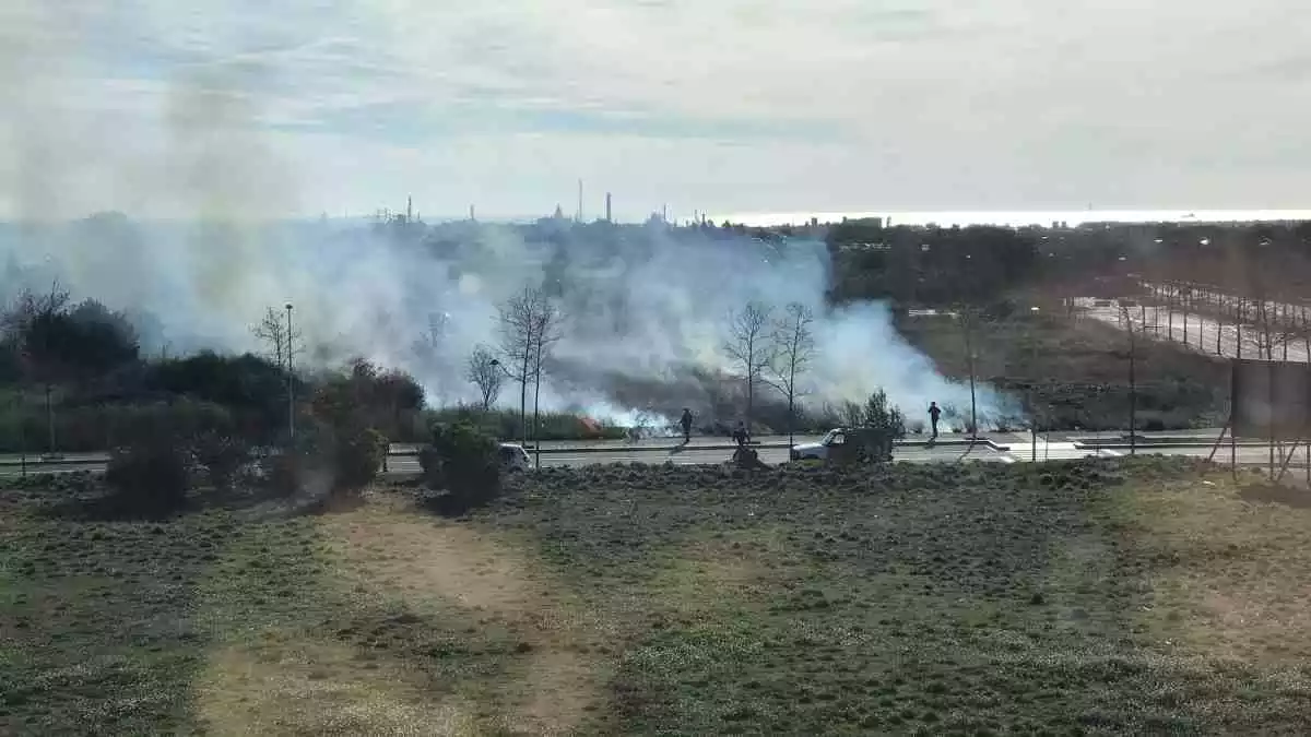 Imatge d'un incendi de matolls al Tecnoparc