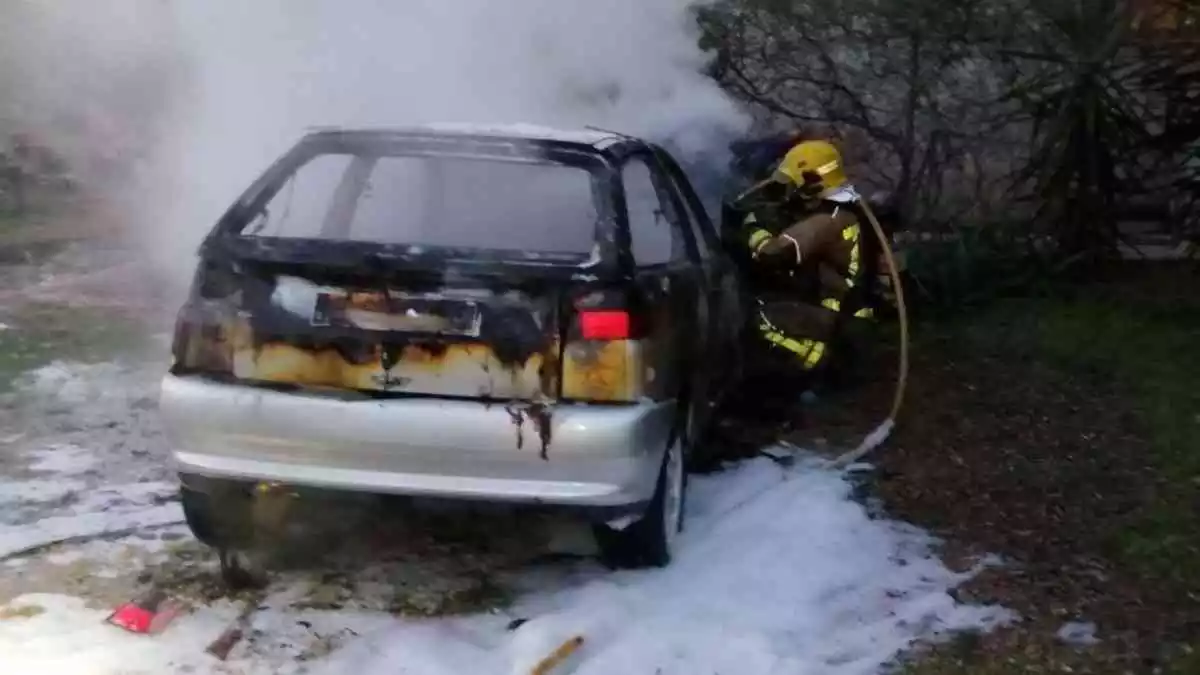 Imatge d'un vehicle incendiat