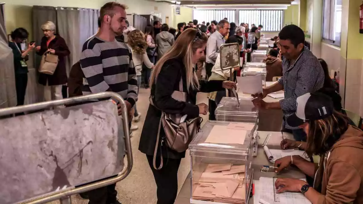 Imatge d'una jornada electoral en un col·legi electoral de Tarragona el 2019