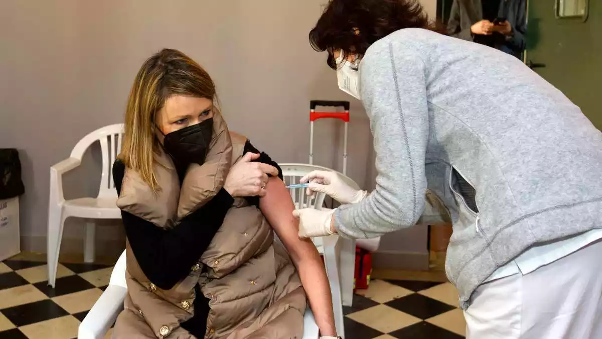 Imatge d'una professional farmacèutica rebent una de les primeres vacunes d'AstraZeneca al punt de vacunació del Casal de Roquetes.