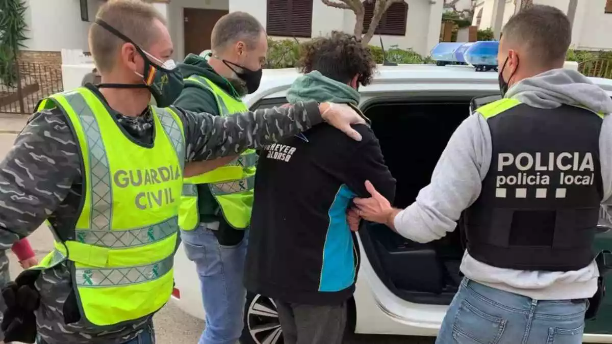 La Guàrdia Civil i la Policia Local de Roda de Berà amb un detingut