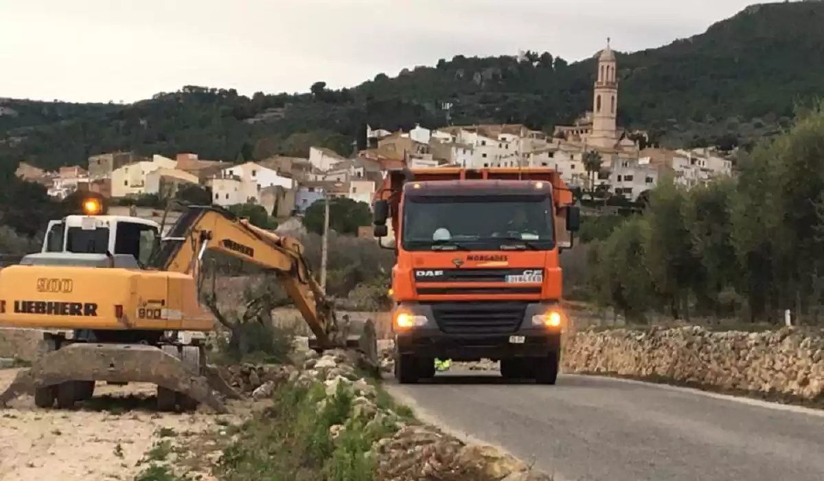Les obres de renovació de l'asfalt a la carretera que va d'Albinyana a les Peces.