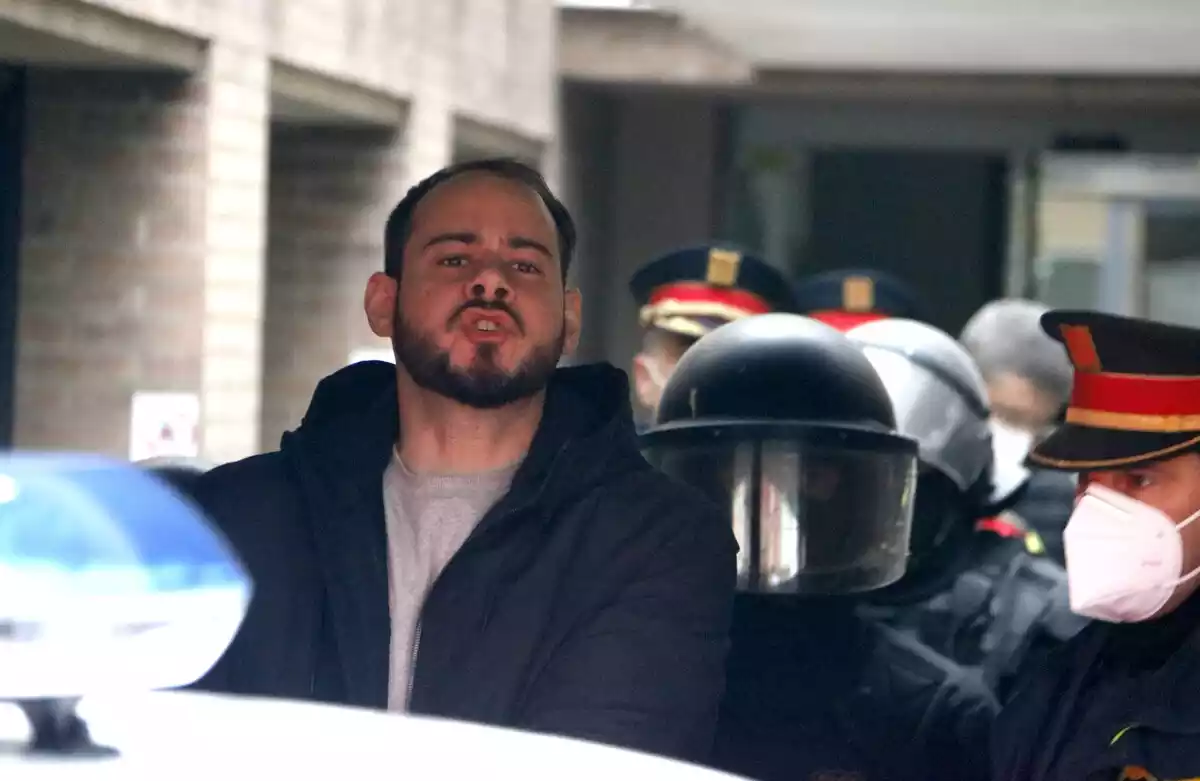 Pla curt on es pot veure al raper Pablo Hasel conduït pels Mossos d'Esquadra al cotxe policial després de la seva detenció