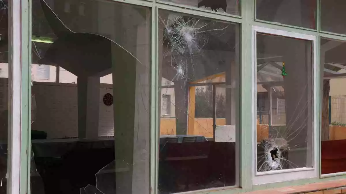 Pla detall de les finestres del centre de menors de Torredembarra, destrossades després de l'atac d'aquest dijous a la nit