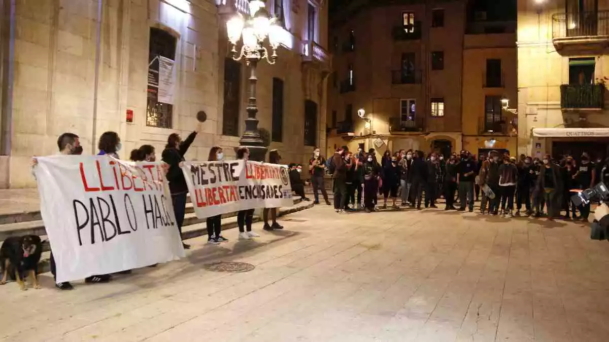 Pla general de la manifestació de Tarragona, amb sortida i retorn a la plaça de la Font, en el moment de donar-se per finalitzada