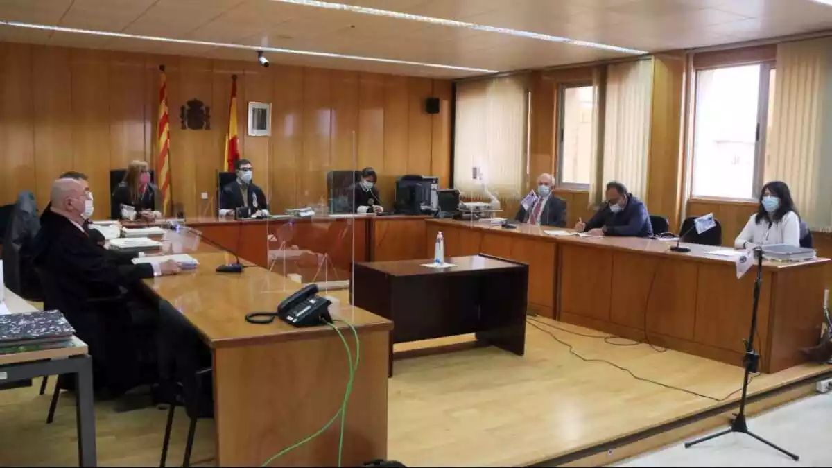 Pla general de la sala de vistes de l'Audiència de Tarragona on es jutgen els presumptes segrestadors de dos homes a Reus