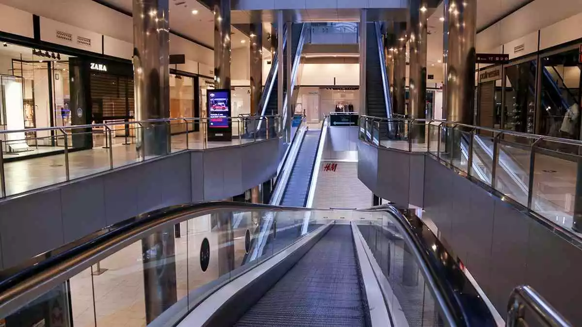 Pla general de les escales mecàniques buides del centre comercial del Parc Central de Tarragona.