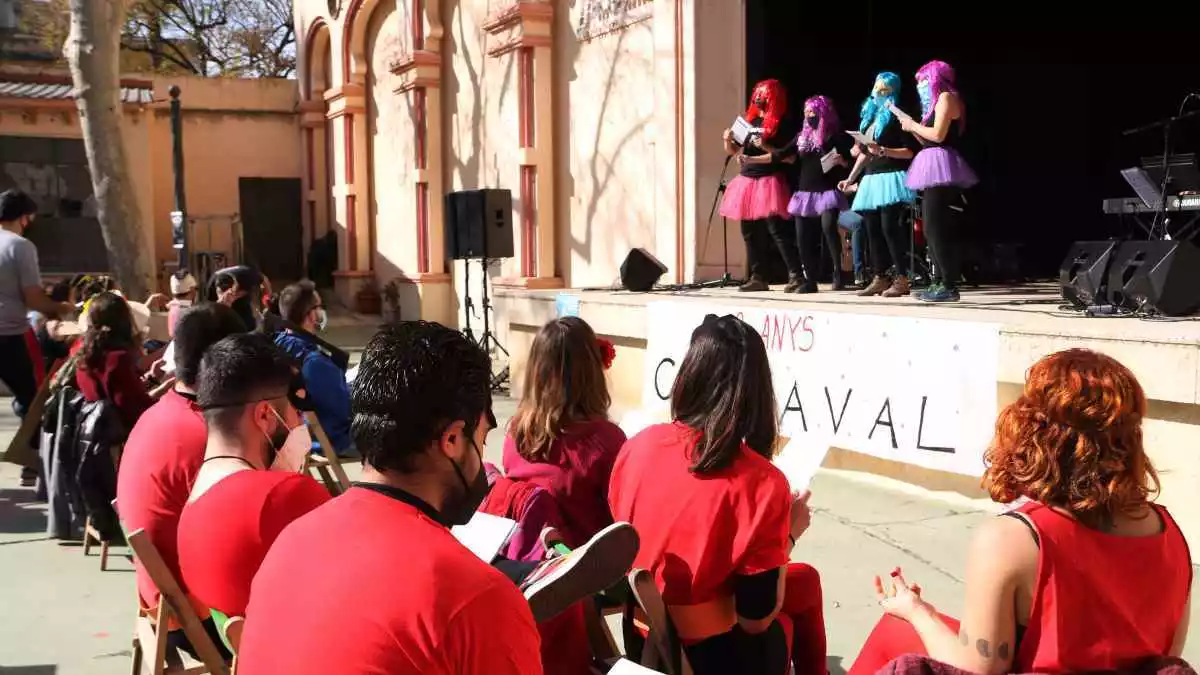 Pla general dels membres del Cantaval actuant a La Palma de Reus en la desena edició i del públic