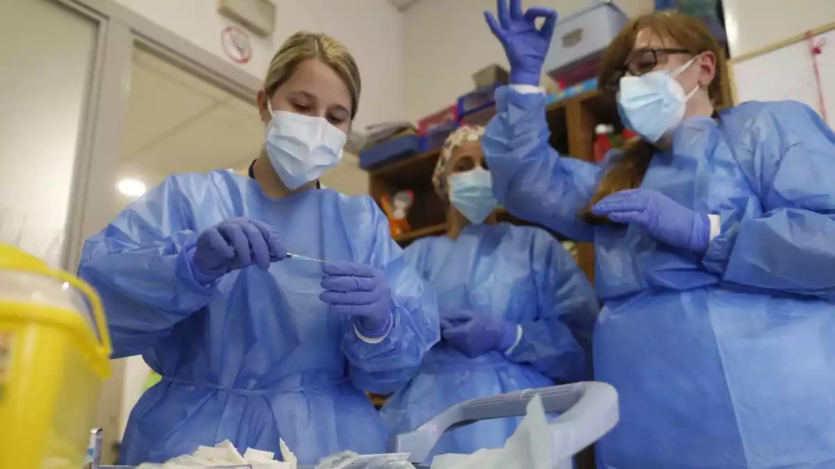 Pla obert de les tres infermeres de Salut preparant la vacuna contra el coronavirus