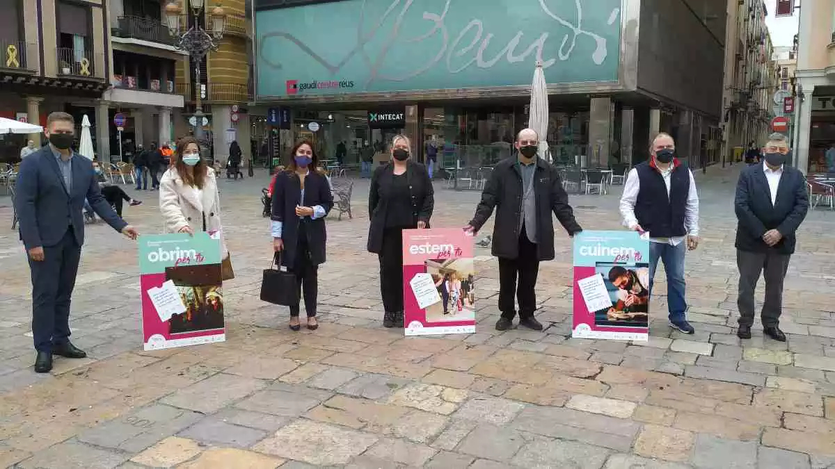 Representants polítics i comercials amb els cartells de la nova campanya davant del Gaudí Centre de Reus