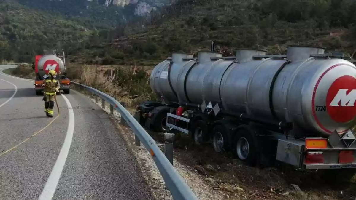Un camió surt de la via a la C-44 a Tivissa