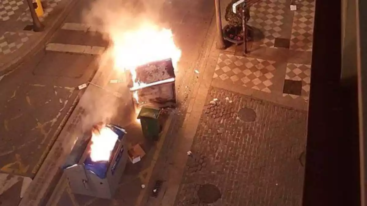 Un carrer de Granada amb contenidors encesos la nit del 16 de febrer de 2021 durant una protesta a favor de Pablo Hasel