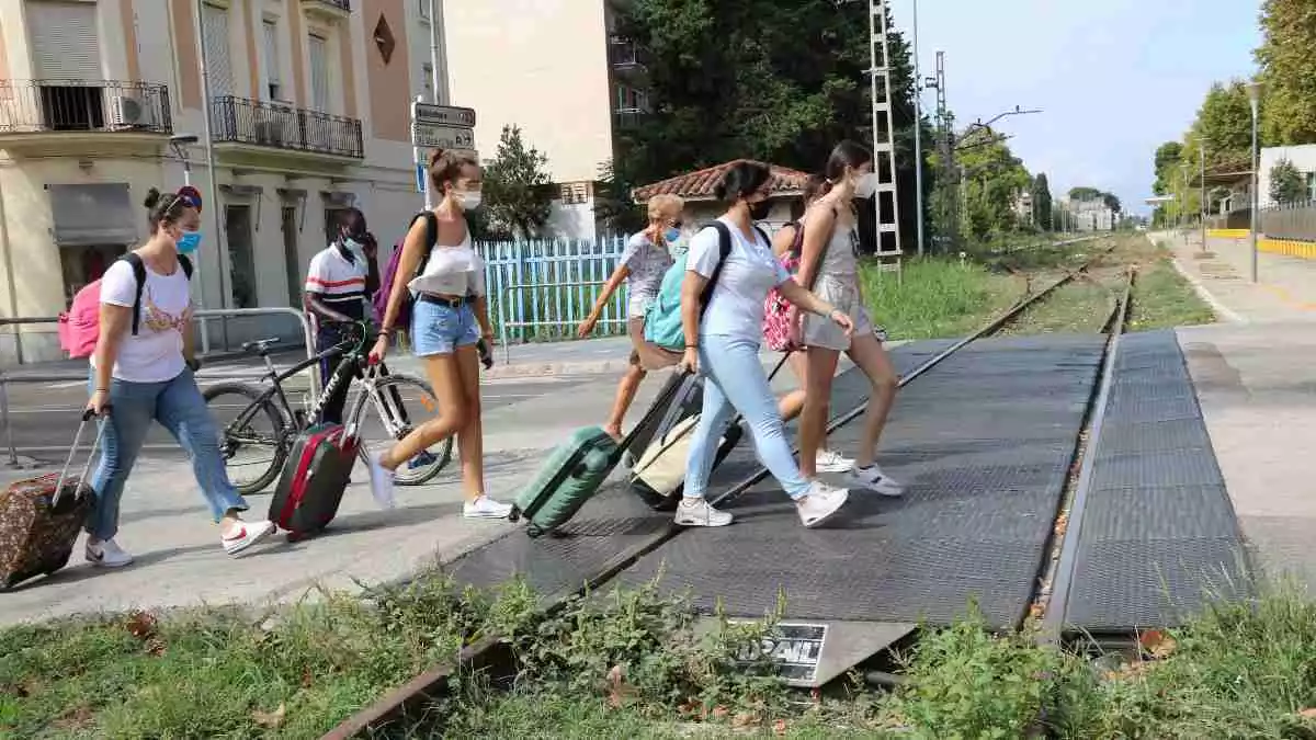 Un grup de turistes travessant l'antiga via del tren al centre de Salou