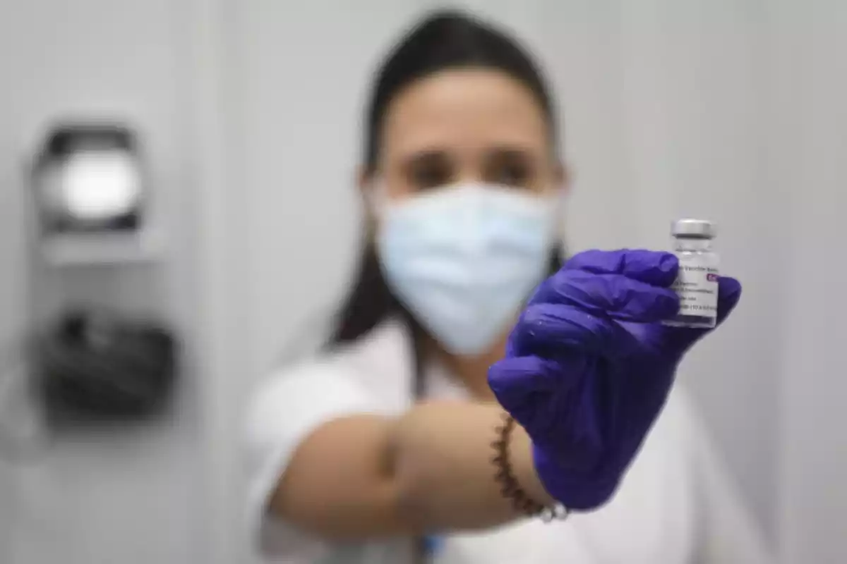 Una infermera amb la dosi la vacuna d'AstraZeneca