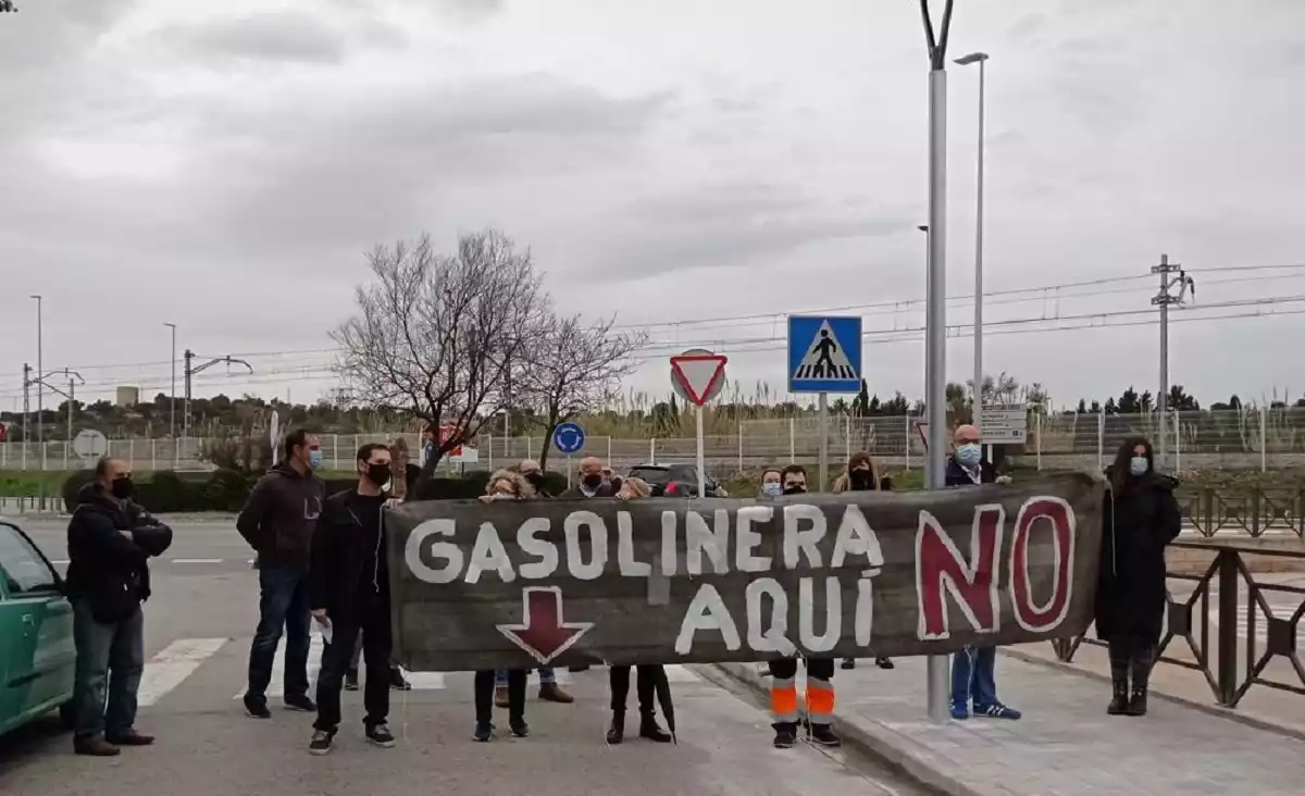 Veïns del Vendrell, protestant per l'obertura d'una nova gasolinera.