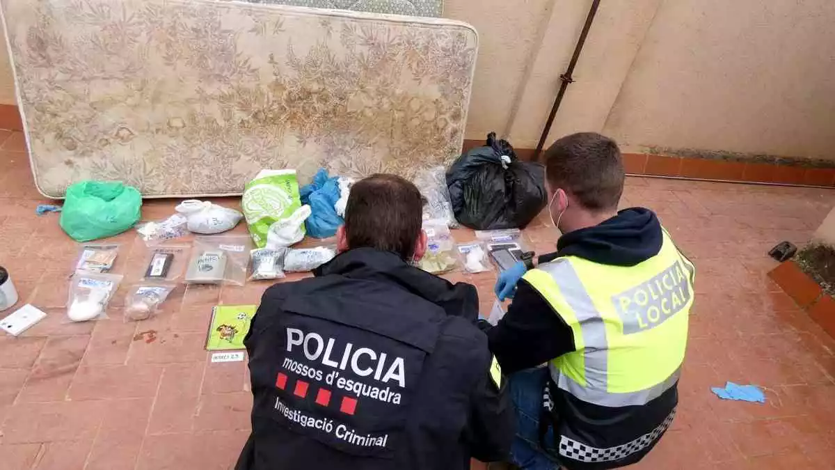 Agents dels Mossos i la Policia Local de Tortosa amb els material requisat en l'escorcoll del pis on es venia droga