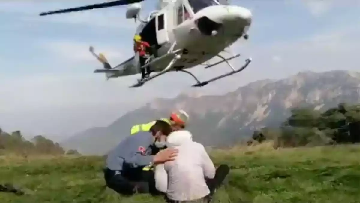 Captura d'un vídeo que mostra el moment del rescat d'una excursionista a les Terres de l'Ebre