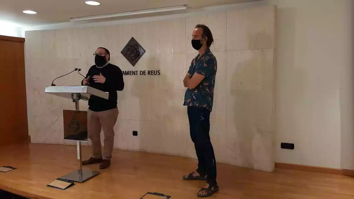 Daniel Recasens i Marc Micheo a la sala de premsa de l'Ajuntament de Reus