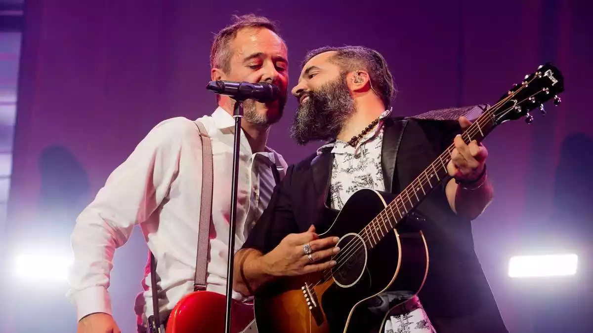El cantant dels Love of Lesbian Santi Balmes acompanyat pel guitarrista Julián Saldarriaga