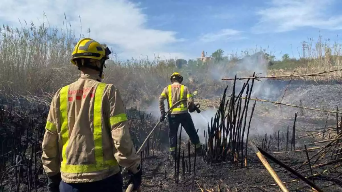 Els Bombers treballant en un incendi a Corbera d'Ebre