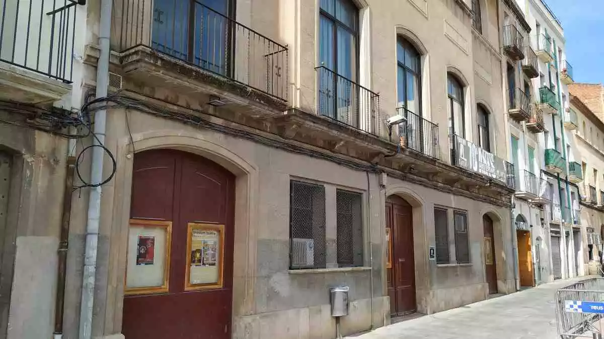 Façana exterior del Centre Catòlic de Reus on s'ubica el teatre Bravium