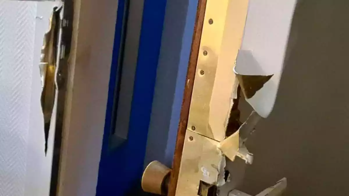 Forcen una porta per robar en un pis a Salou