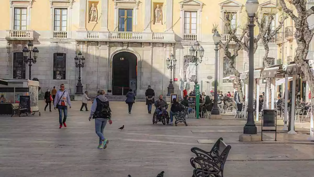 Imatge d'arxiu de la plaça de Font de Tarragona amb diverses persones caminant o assegudes en terrasses