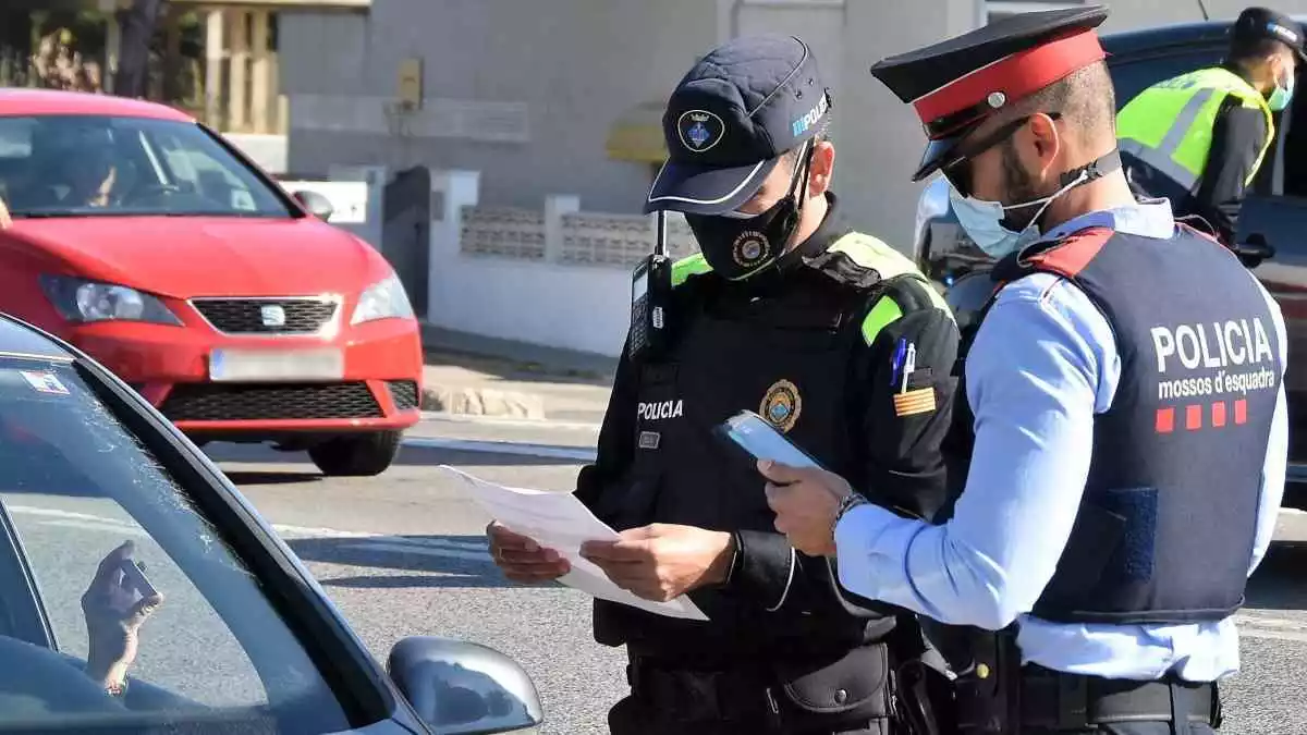Imatge d'arxiu d'un control de la Policia Local de Torredembarra i els Mossos d'Esquadra