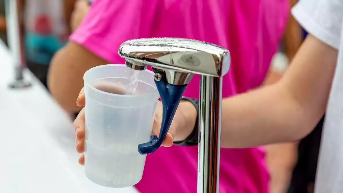 Imatge d'arxiu d'una persona omplint un got d'aigua de l'aixeta