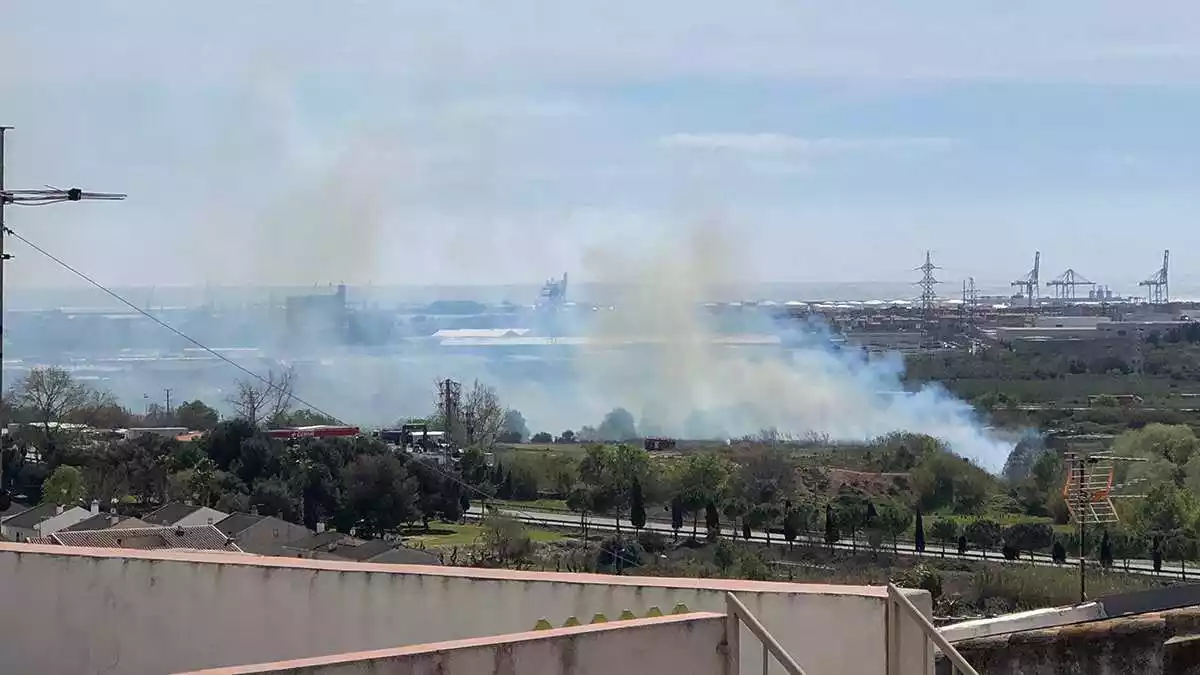Imatge de la columna de fum que genera un incendi a tocar de l'A-7 a Constantí