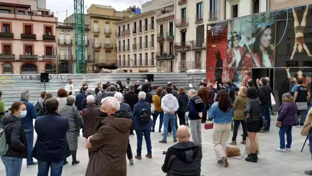 Imatge de la concentració davant del Bravium Teatre de Reus