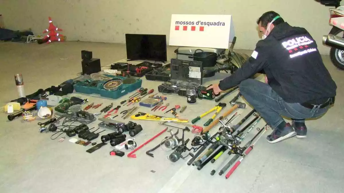 Imatge de les eines, aparells electrònics i objectes sostres en els robatoris a Alcanar