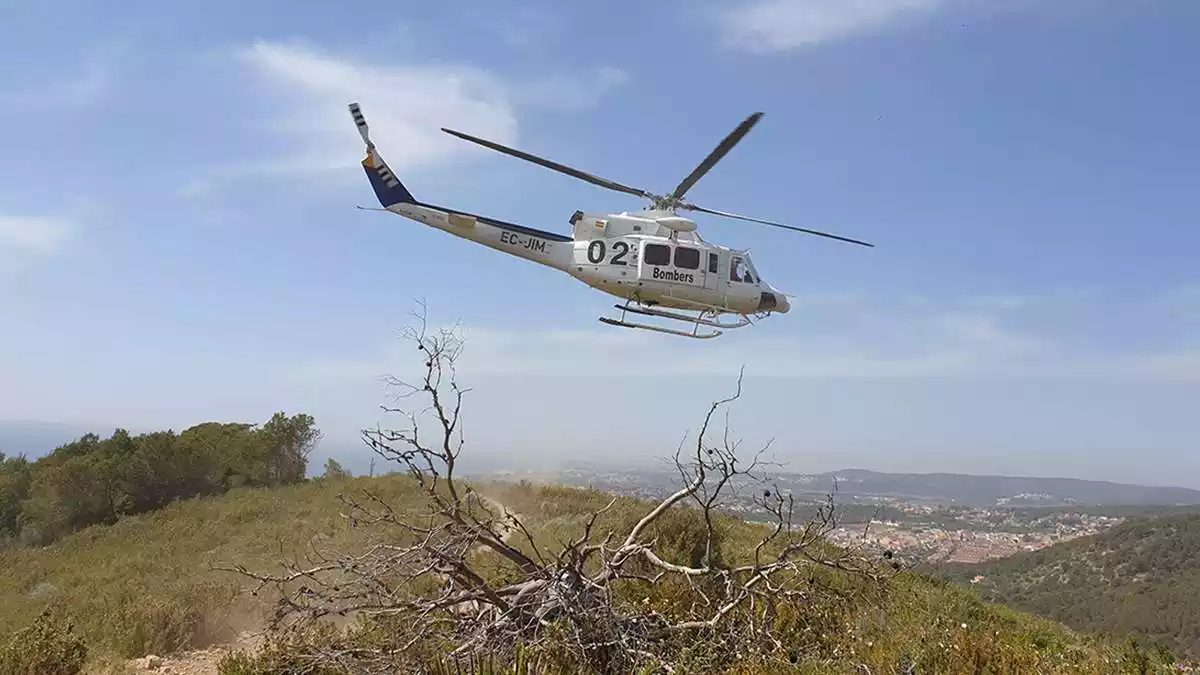 Imatge de l'helicòpter dels Bombers durant un rescat de muntanya