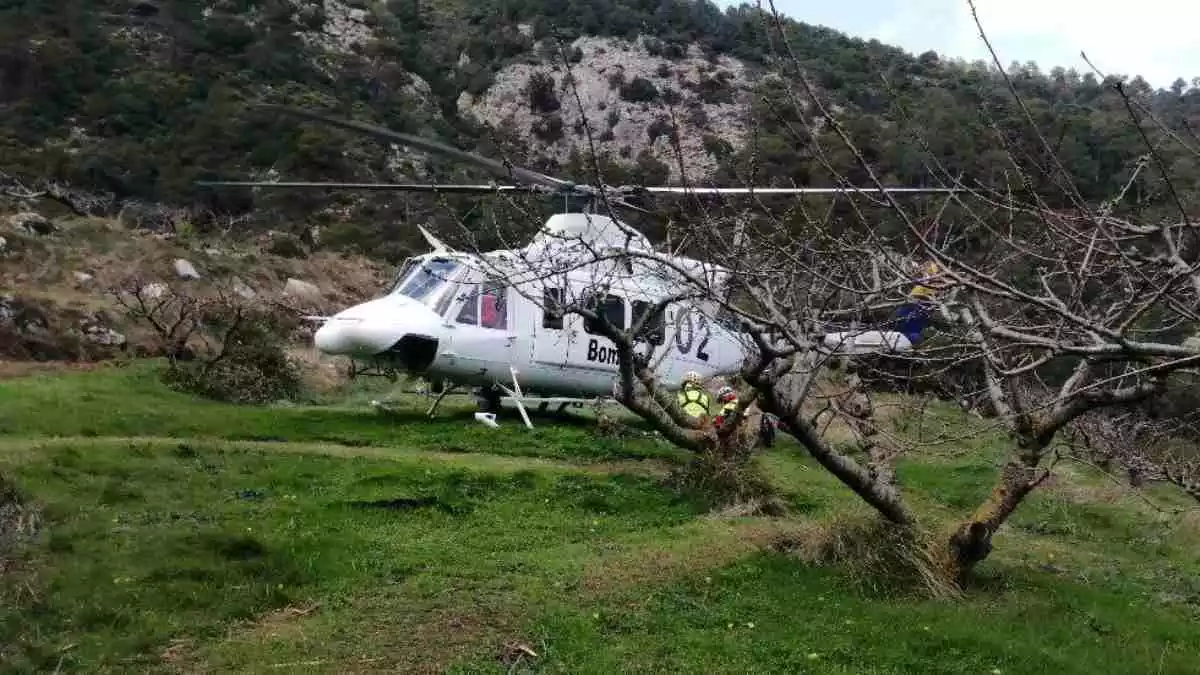 Imatge del l'helicòpter de rescat dels Bombers atenent l'excursionista ferida a Paüls, al Baix Ebre