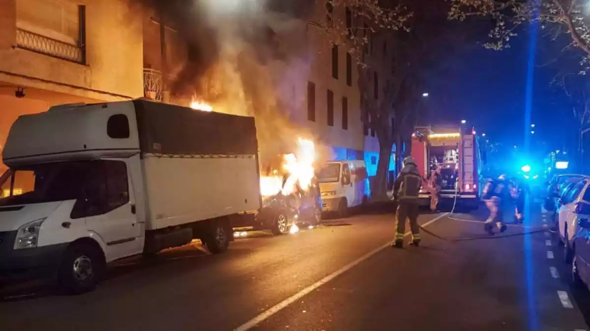 Imatge dels Bombers extingint l'incendi d'una furgoneta a la Riera d'Aragó de Reus