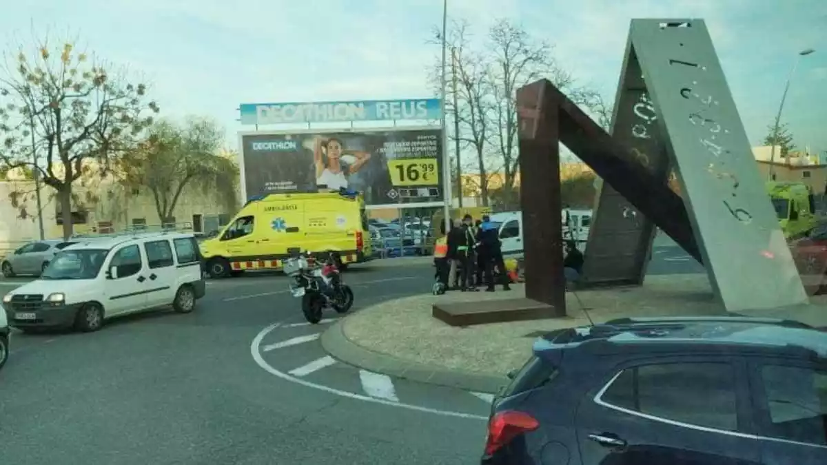 Imatge dels serveis d'emergència en l'atropellament d'una noia que anava en patinet a l'avinguda de Bellissens de Reus
