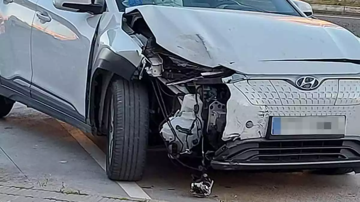 Imatge d'un dels cotxes accidentats a l'avinguda de Barcelona de Cunit aquest diumenge a la tarda