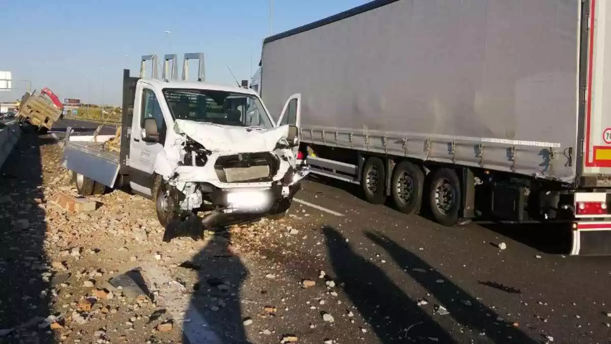 Imatge d'un dels vehicles amb danys a causa de l'accident a l'A-7 entre Cambrils i Vila-seca