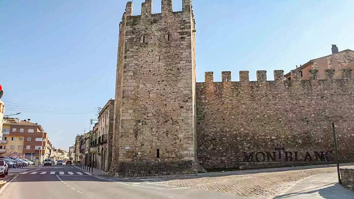 Imatge d'una part de les muralles de Montblanc amb les lletres amb el nom de la vila