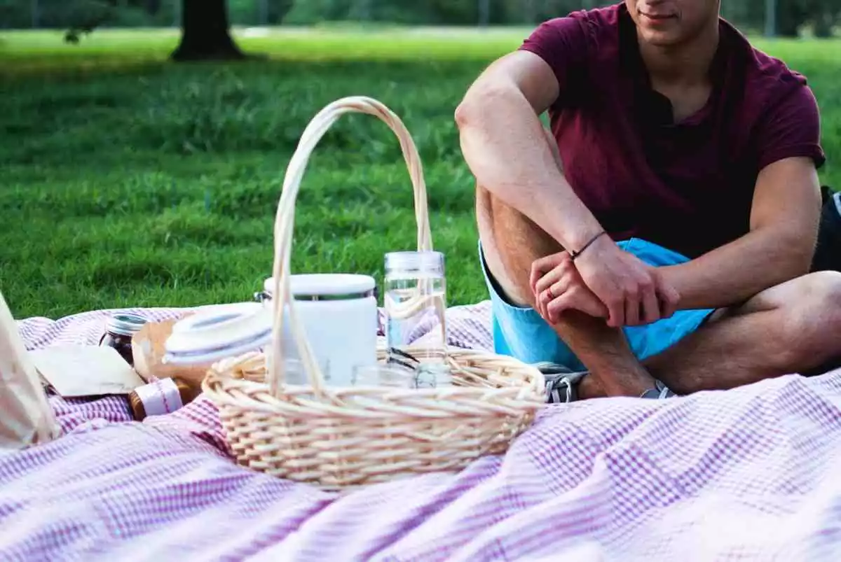 Imatge d'una persona gaudint d'un pícnic