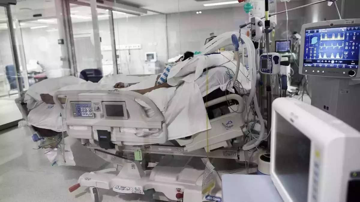 Imatge d'una persona malalta a l'UCI de l'Hospital Isabel Zendal de Madrid