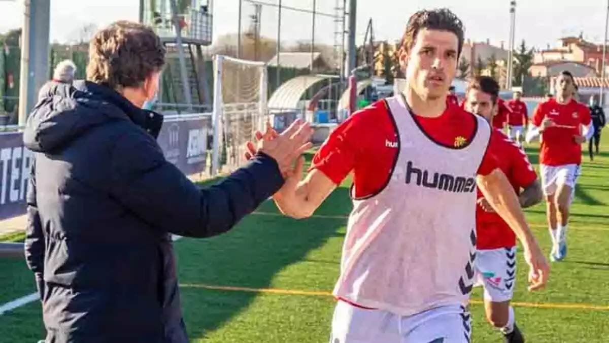 Josep Maria Andreu saluda un jugador del primer equip