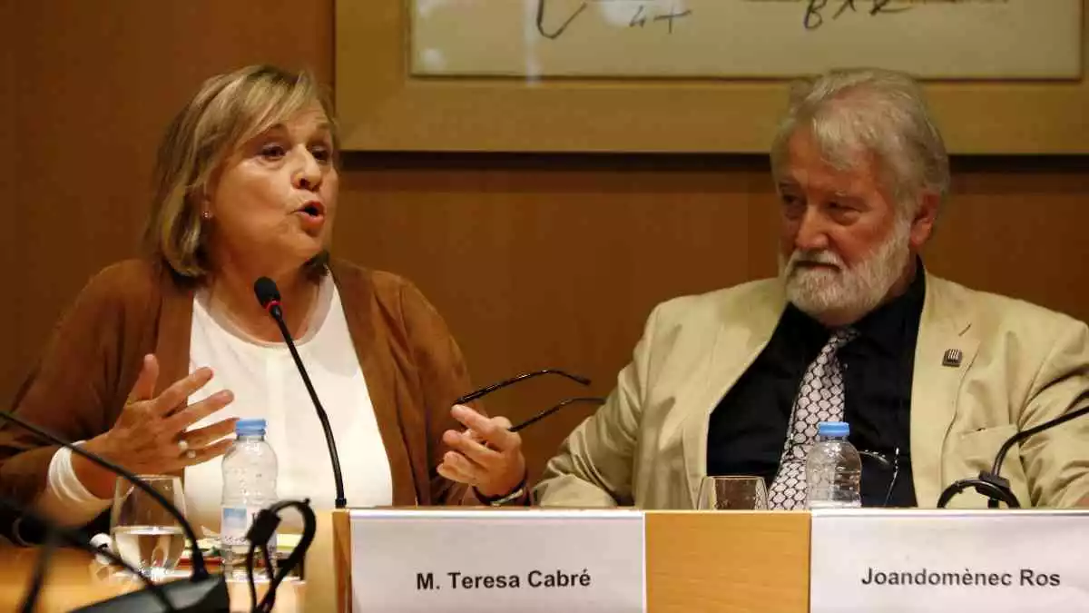 La presidenta de la secció filològica de l'IEC, Maria Teresa Cabré, i el president de l'IEC, Joandomènec Ros, en roda de premsa