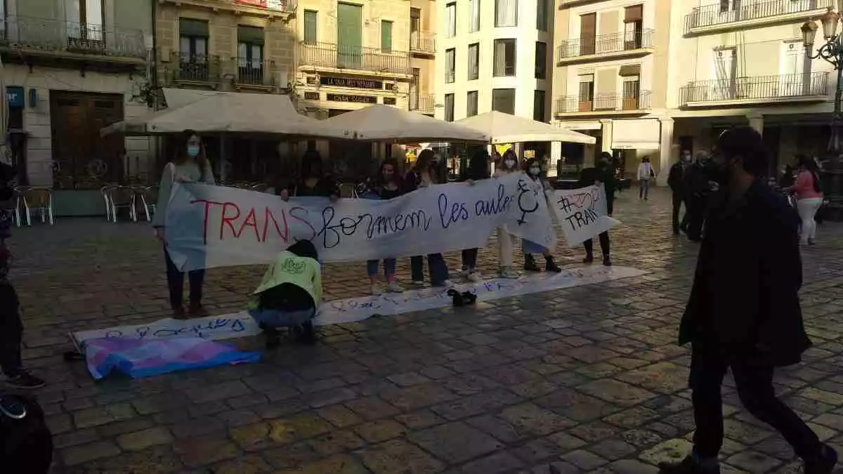 Manifestació per exigir la Llei Trans a la plaça del Mercadal de Reus