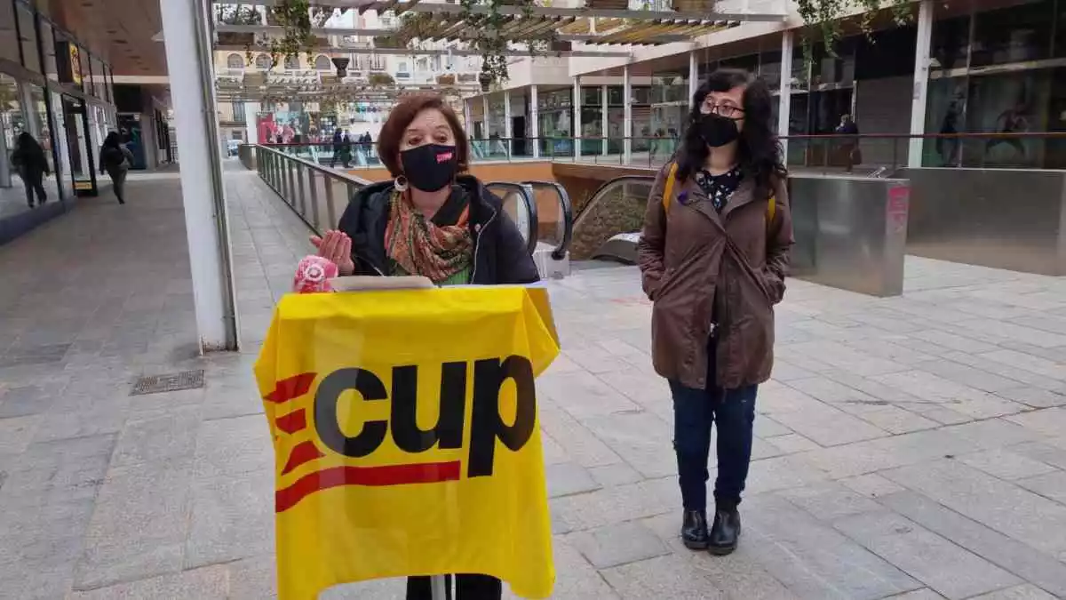 Mariona Quadrada i Mònica Pàmies durant una roda de premsa de la CUP al Pallol de Reus