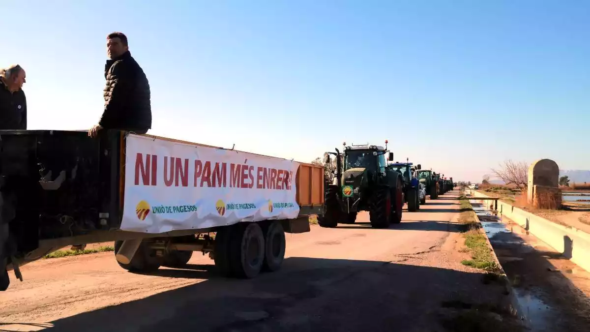 Marxa de tractors d'UP amb el primer vehicle mostrant la pancarta amb el lema 'Ni un pam més enrere'