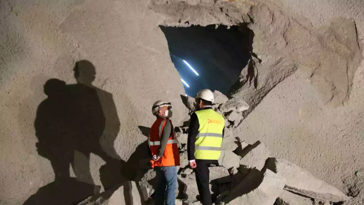 Moment de la perforació final del túnel del coll de Lilla, que connecta l'Alt Camp i la Conca de Barberà, amb l'assistència del ministre Ábalos